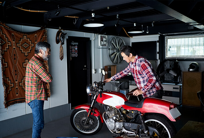 専用ガレージで趣味の車やバイクメンテ